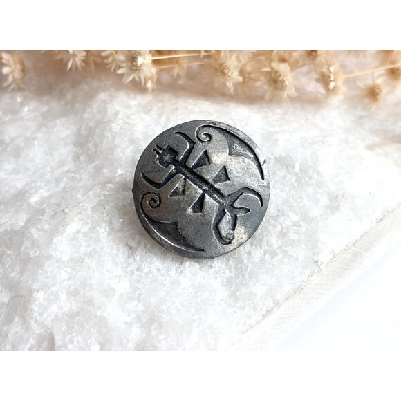 Scorpion Shape Carved Silver Toned Round Hammered Vintage Costume Jewelry Brooch - Picture 2 of 4